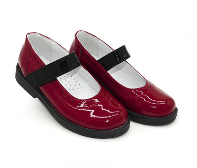 Туфли Sandalik красные с черной пряжкой
