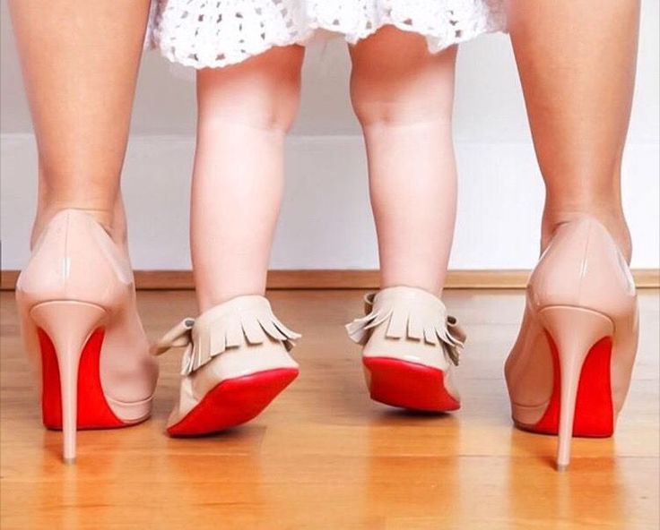 Обувь на детских ножках