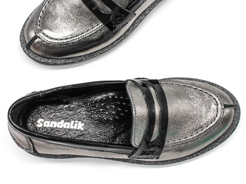 Туфли-лоферы Sandalik для девочек цвета никель. Фото 2