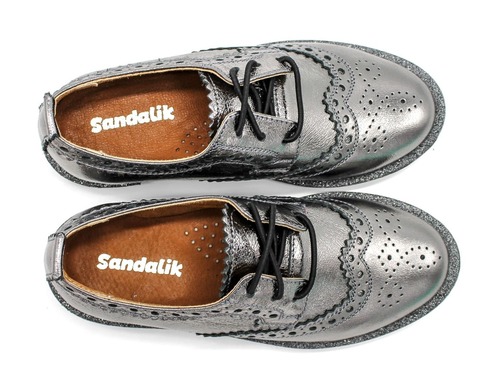 Туфли-окcфорды Sandalik для девочек цвета никель. Фото 4