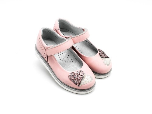 Туфли Sandalik для девочек цвета пудры с сердечком. Фото 1