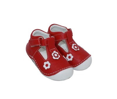 Туфли Sandalik для девочек красного цвета с цветочком.